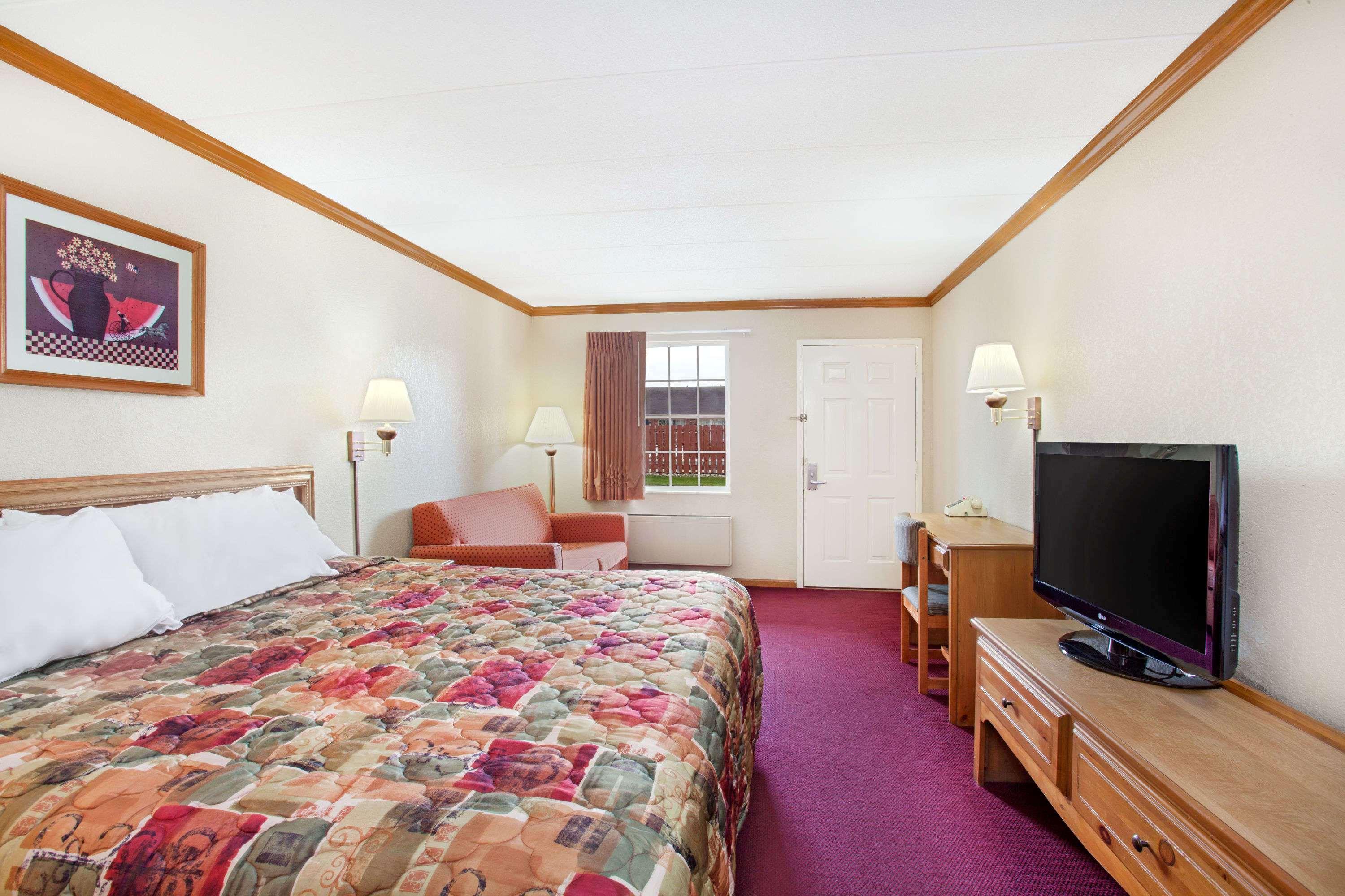 Days Inn By Wyndham Auburn - photo 4