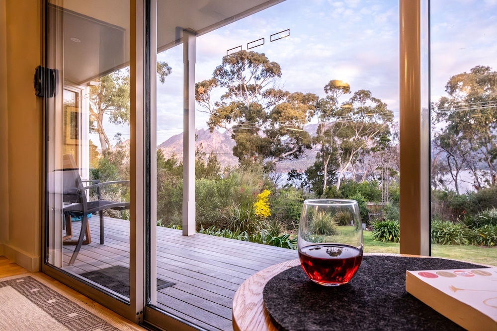 Driftwood — 4-Star Luxury Hotel in Coles Bay, Australia