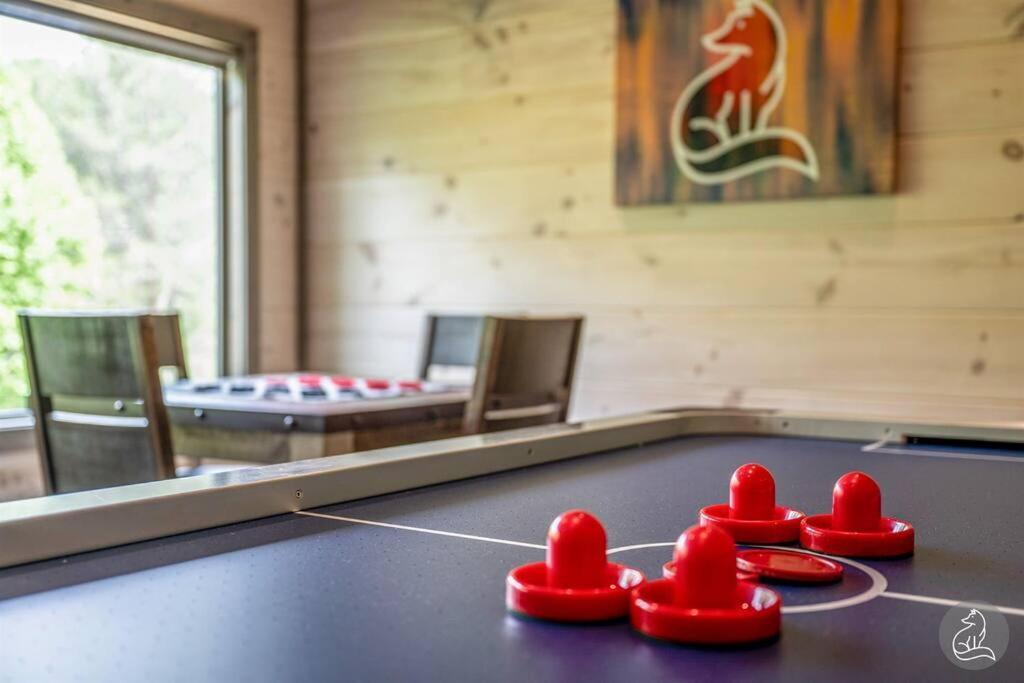 The Water Fox in Sevierville with Indoor Pool Hot Tub Game Rm and Theater — 4-Star Luxury Hotel in Sevierville, United States
