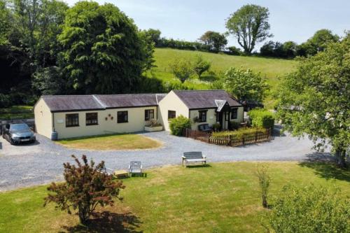 Cowslip Cottage Serenity with Jacuzzi — 4-Star Luxury Hotel in Saundersfoot, United Kingdom