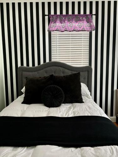 It s Showtime Book Lally s House Steps to Common — 4-Star Luxury Hotel in Salem, United States