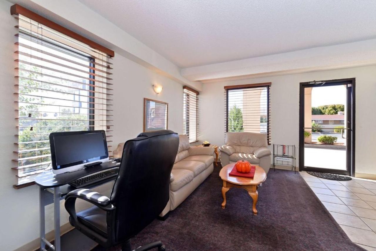 Executive Plus Inn & Suites - photo 12