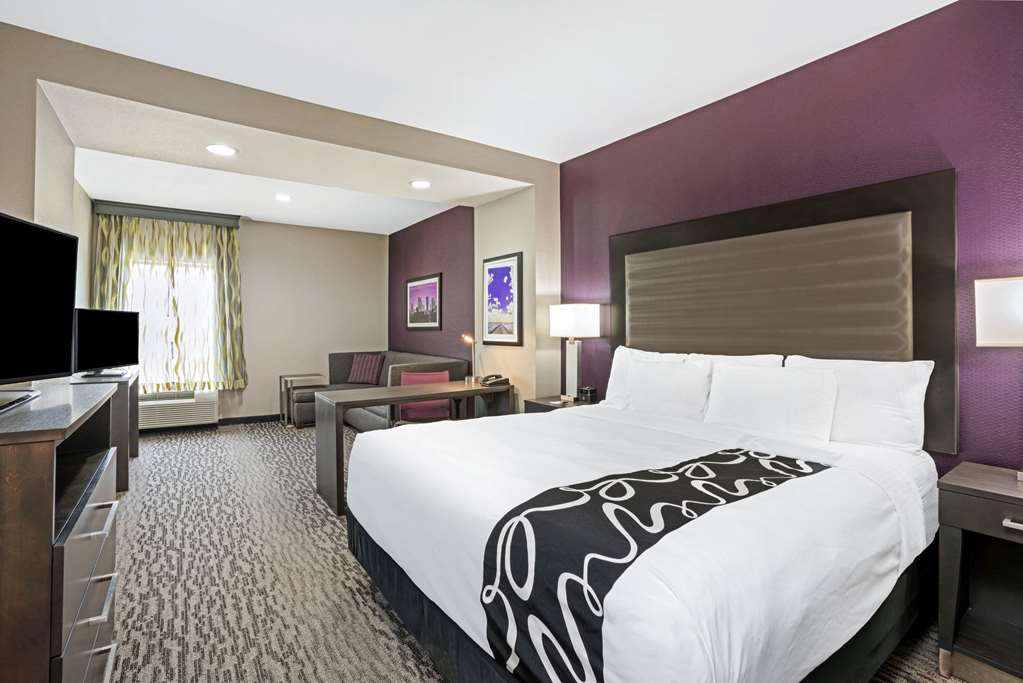 La Quinta Inn & Suites by Wyndham College Station South - photo 40