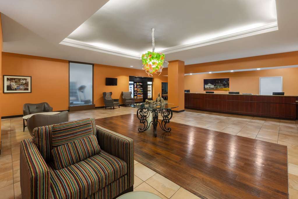 La Quinta Inn & Suites by Wyndham San Antonio Medical Ctr NW - photo 16