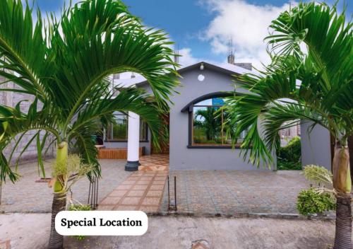 Private Villa in San Cristóbal 2 Rooms 6 Beds AC WiFi Kitchen Washer & Dryer 4 min from the airport Tropical Galápagos Home — 4-Star Luxury Hotel in Puerto Baquerizo Moreno, Ecuador