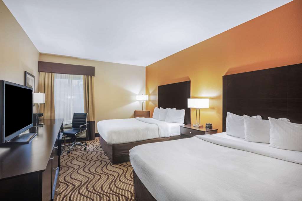 La Quinta Inn & Suites by Wyndham Beeville - photo 11