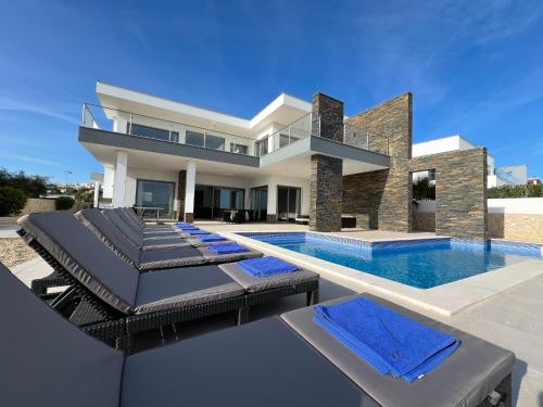 Luxury Modern Style Villa with Private Pool — 4-Star Luxury Hotel in Pera, Portugal