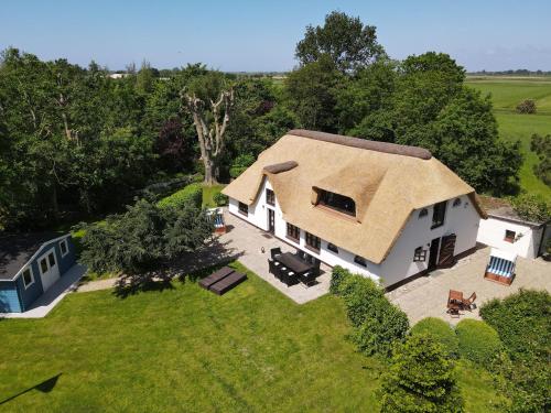 Reetkate Reetdachhaus Friesen Chalet — 4-Star Luxury Hotel in Tating, Germany
