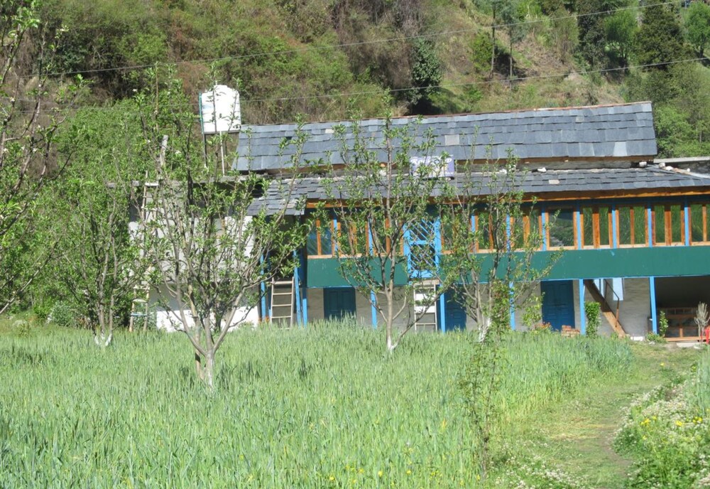 Rock Top Inn in Banjar, India