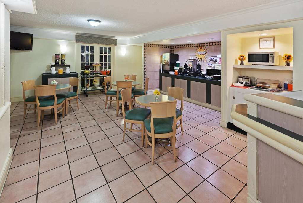 La Quinta Inn by Wyndham Austin Oltorf - photo 24