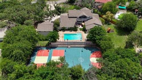 Sleeps 26 Pool Sports Court Theater Putt Putt in San Antonio, United States