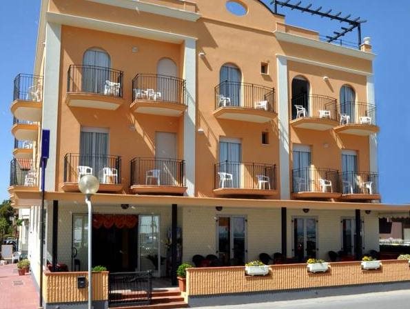Hotel Holiday Beach — Rimini