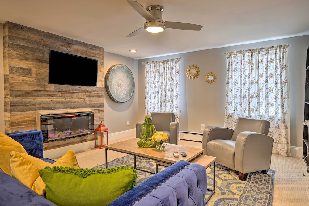 Charming Apt W patio: Walk to Downtown Albany