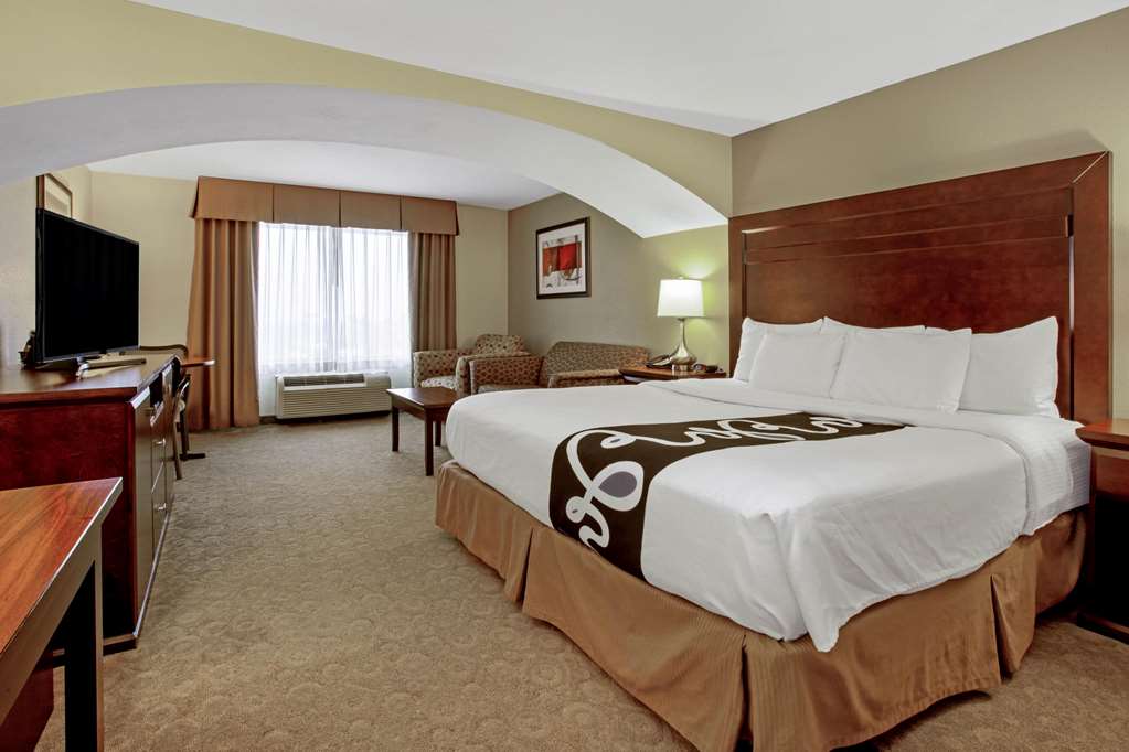 La Quinta Inn & Suites by Wyndham Bismarck - photo 19