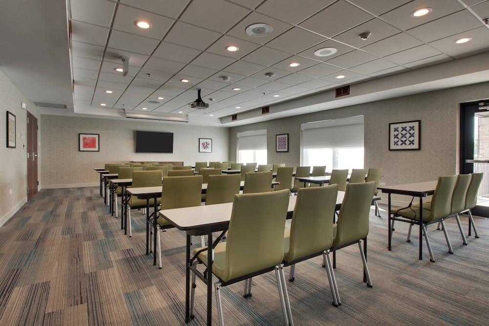 Holiday Inn Express & Suites Aurora Naperville by IHG - photo 58