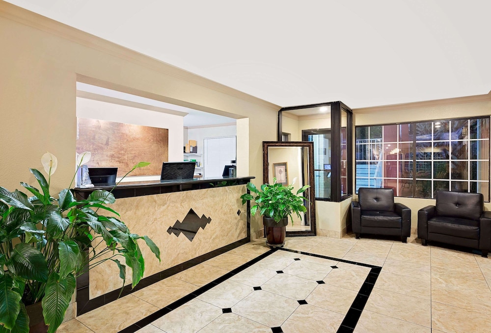 Days Inn by Wyndham Fort Walton Beach - photo 3