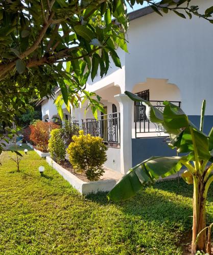 Flowerhouse Sukuta Gambia — Sukuta