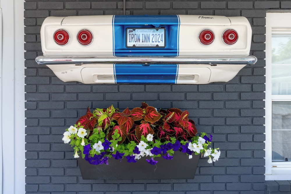 Iron Masters Inn on Main — hotel in Lakeville