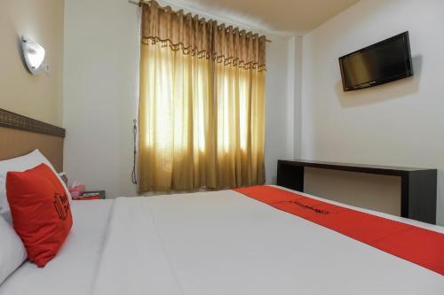 RedDoorz Plus near Palembang Trade Center 2 - last minute hotel in Palembang