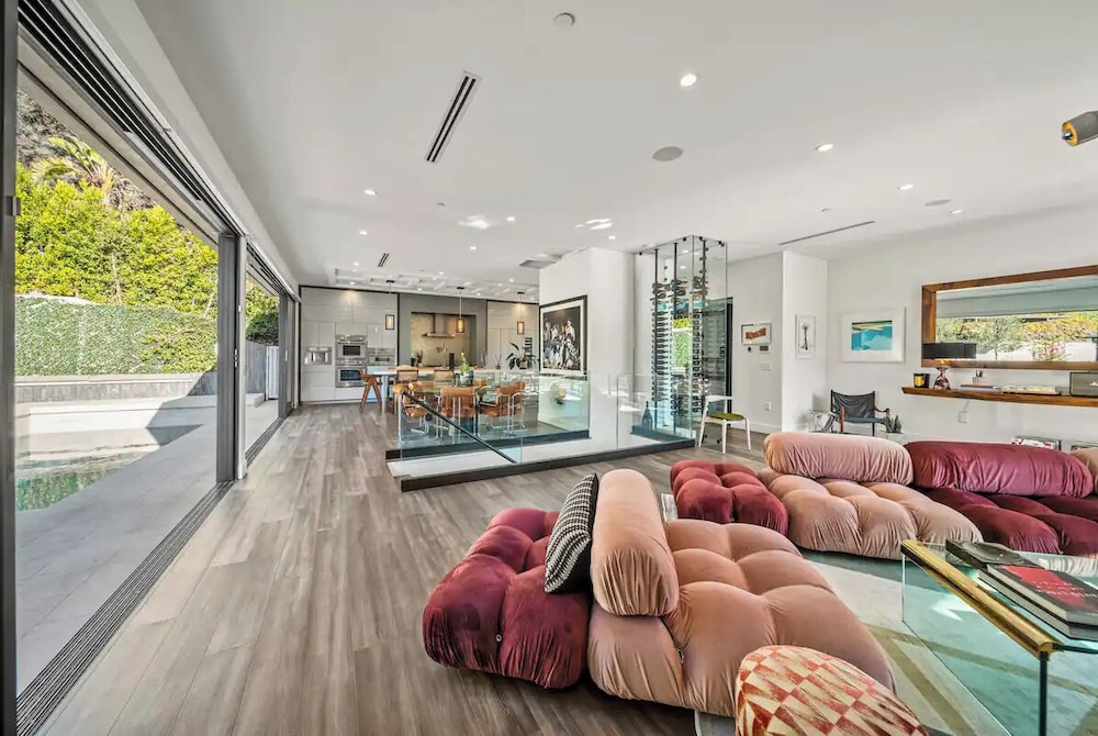 Willow Glen Hollywood Hills Multi level Villa With Theater & Pool — 4-Star Luxury Hotel in Los Angeles, United States