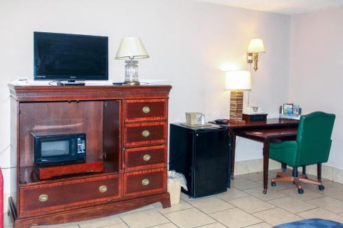 Toledo Town Inn - photo 7