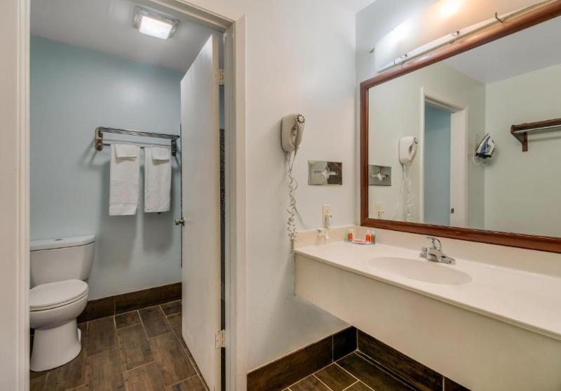 Econo Lodge Inn & Suites Fulton Rockport - photo 48