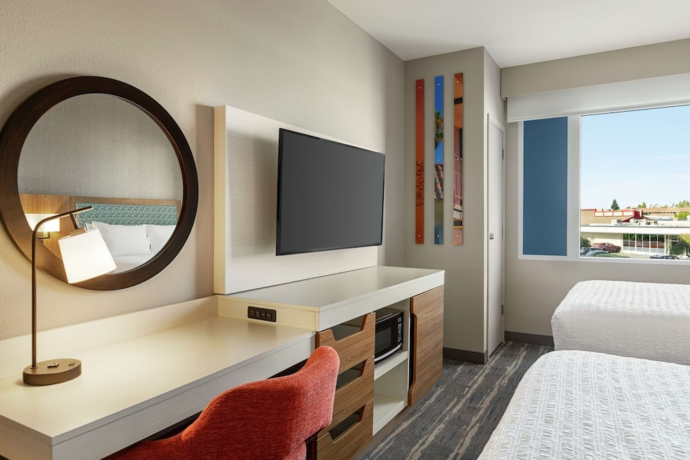 Hampton Inn & Suites San Mateo San Francisco Airport - photo 7