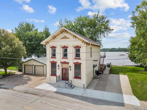 Charming Cottage on the Mississipi River — 4-Star Luxury Hotel in Pleasant Valley, United States