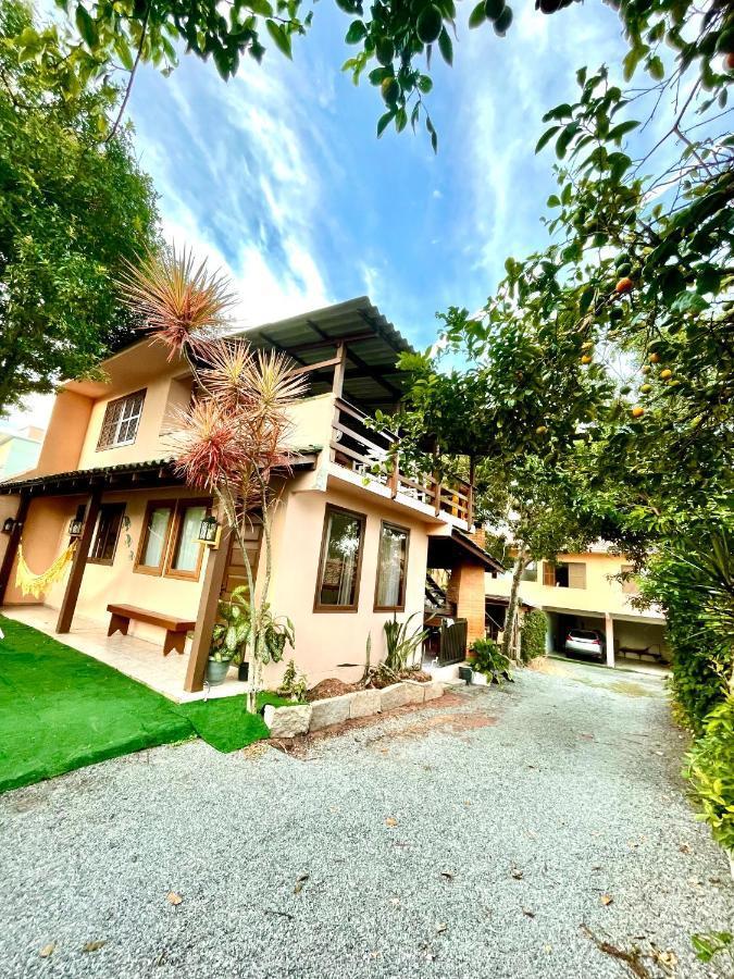 Pousada Happy 300m da Praia do Itaguaçú in Sao Francisco Do Sul, Brasil