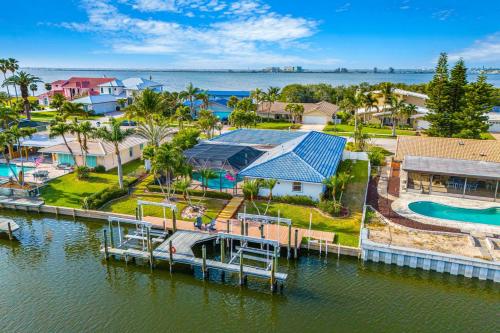 Casa de Olas Waterfront Luxe Home Heated Pool Game Room Boat Lift Minutes To Beach — 4-Star Luxury Hotel in Cocoa Beach, United States