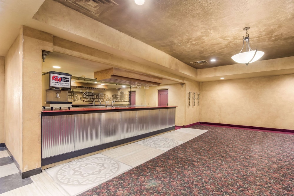 Econo Lodge Evansville - photo 20