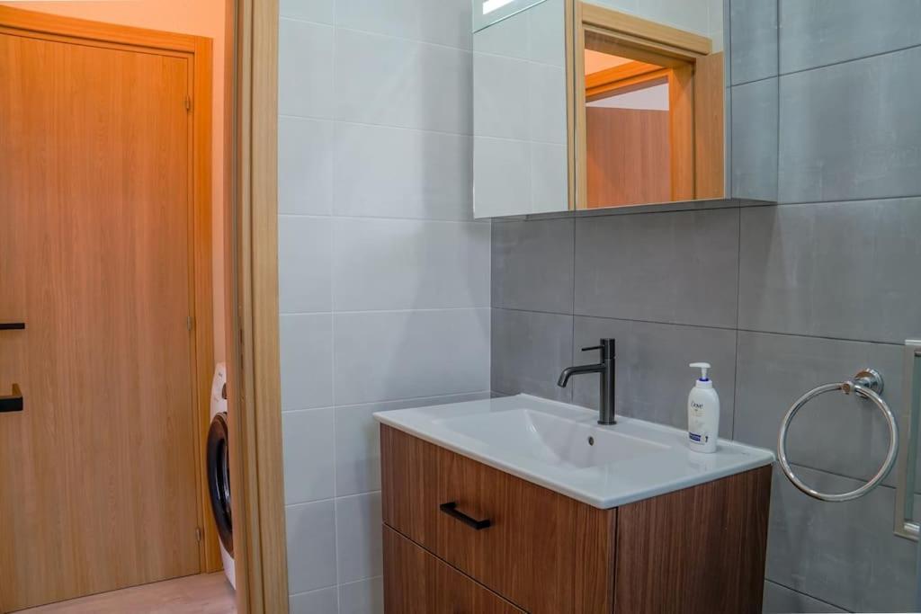 Beautiful One Bedroom Apartment 186 Meters to Beach Central Location Next to Cafes & Bars