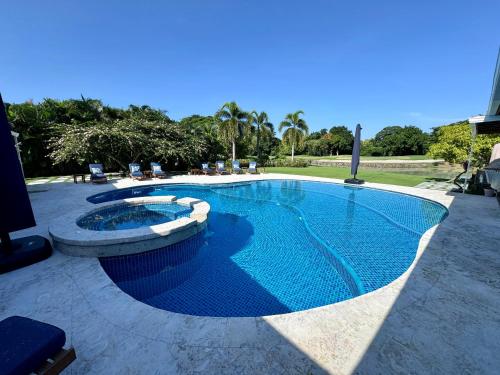 Villa Solara 6 Luxury 6 Bedroom Villa with Pool Golf & Lake View — 4-Star Luxury Hotel in Rio Hato, Panama