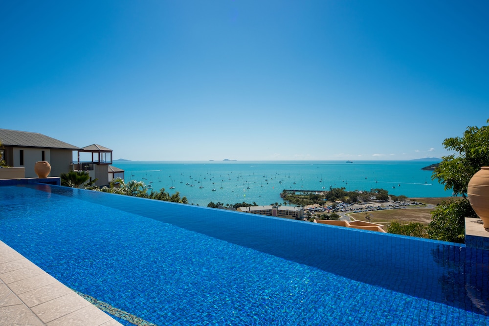 Pinnacles — 5-Star Luxury Hotel in Airlie Beach, Australia
