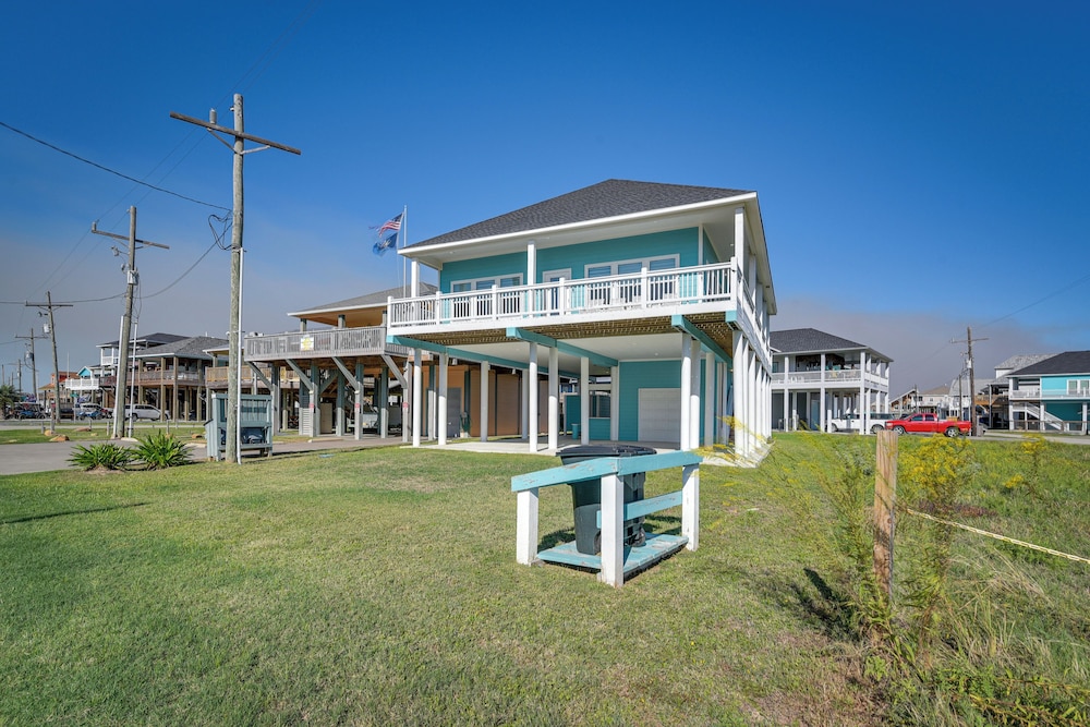 Walk to Ocean Family Friendly Crystal Beach Home — 4-Star Luxury Hotel in Bolivar Peninsula, United States