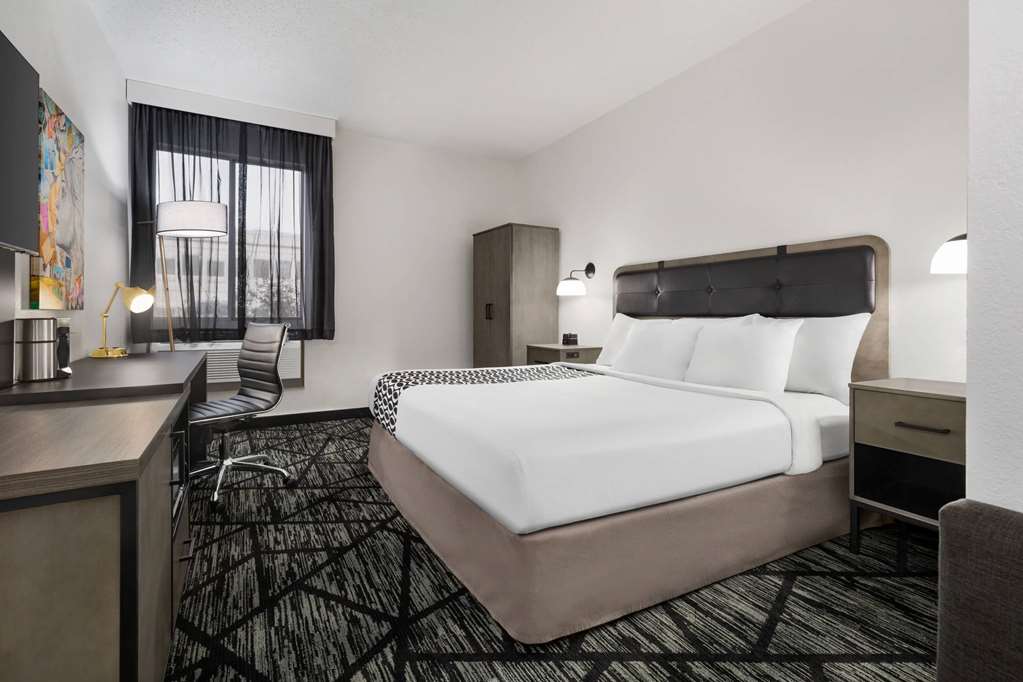 La Quinta Inn & Suites by Wyndham Cleveland Airport West - photo 21