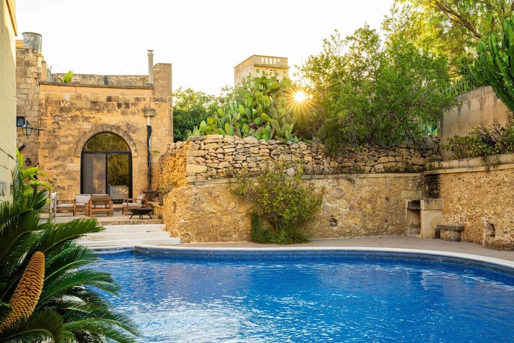 Charming & Stylish Historic Farmhouse with Pool — 4-Star Luxury Hotel in Xewkija, Malta