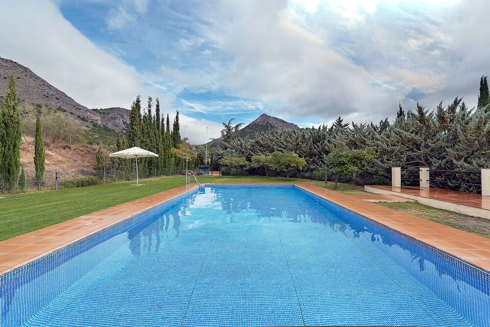 Caserío del Colmenar — 4-Star Luxury Hotel in Huetor Santillan, Spain