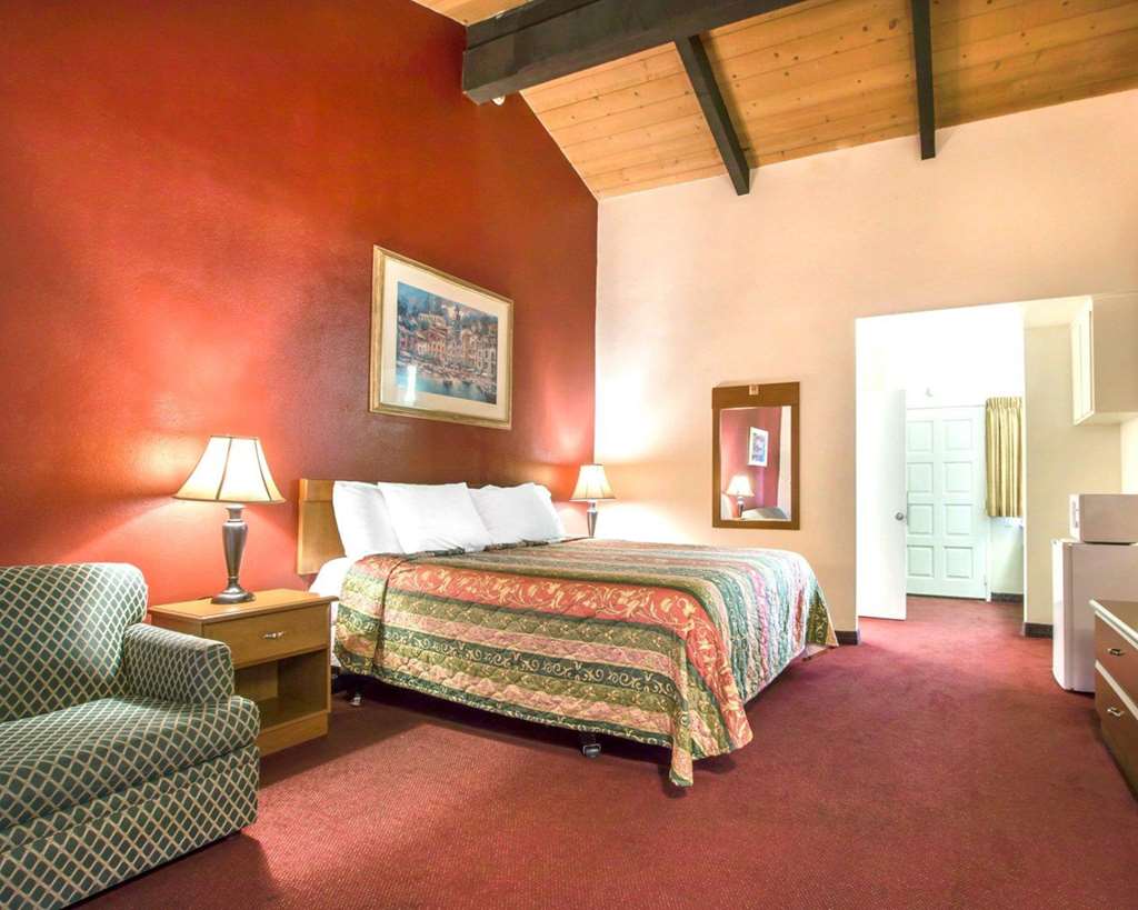 Rodeway Inn Fallbrook Downtown - photo 13