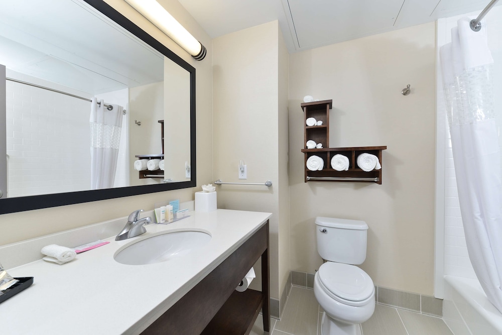 Hampton Inn & Suites Des Moines Downtown - photo 29