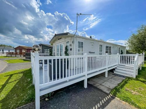 Beautiful Caravan At Manor Park In Hunstanton Beach Norfolk Ref 23026H in Hunstanton, United Kingdom