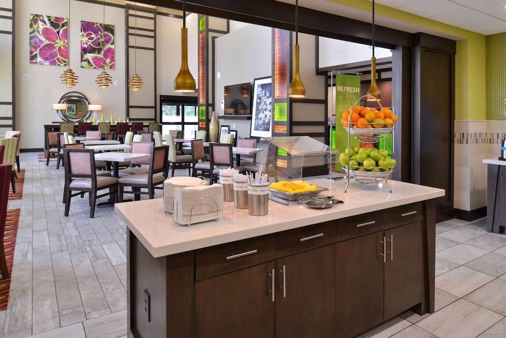 Hampton Inn & Suites Dallas Market Center - photo 32