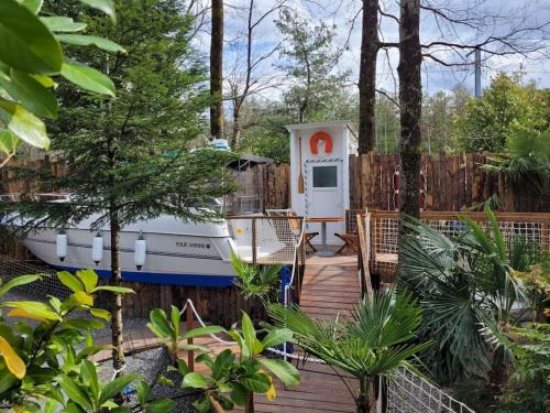 Bateau Sur Terre Pres du Bassin in Capvern, France