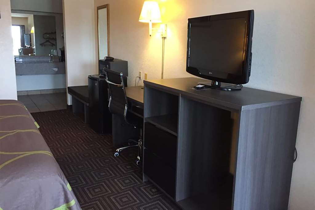 Super 8 by Wyndham Seguin - photo 8