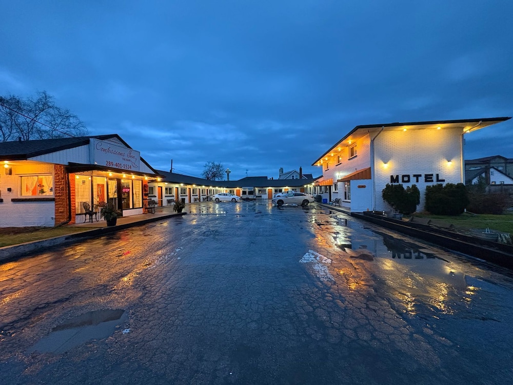 Confessions INN The Rain in Niagara Falls, Canada