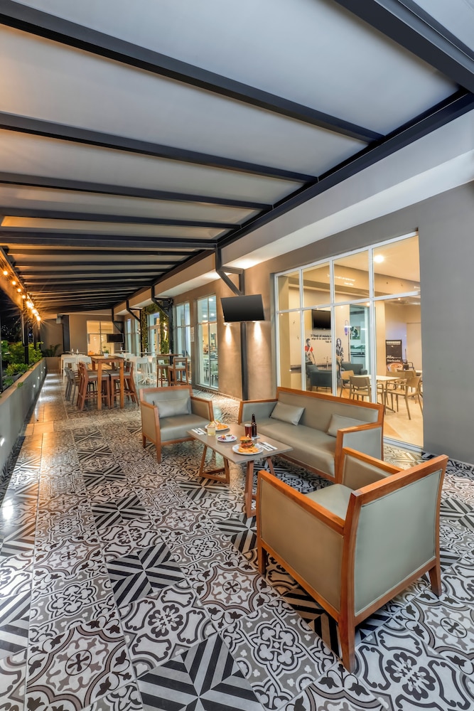 Krystal Urban Monterrey San Jerónimo