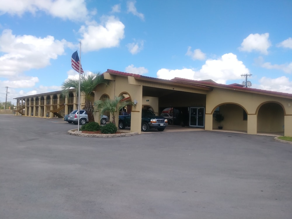 Days Inn San Antonio Lytle - carbon neutral hotel in Lytle