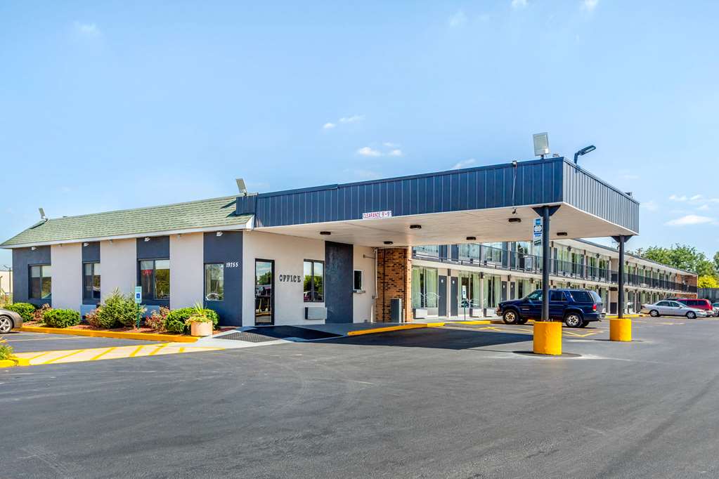 Econo Lodge Shorewood pet-friendly hotel Shorewood