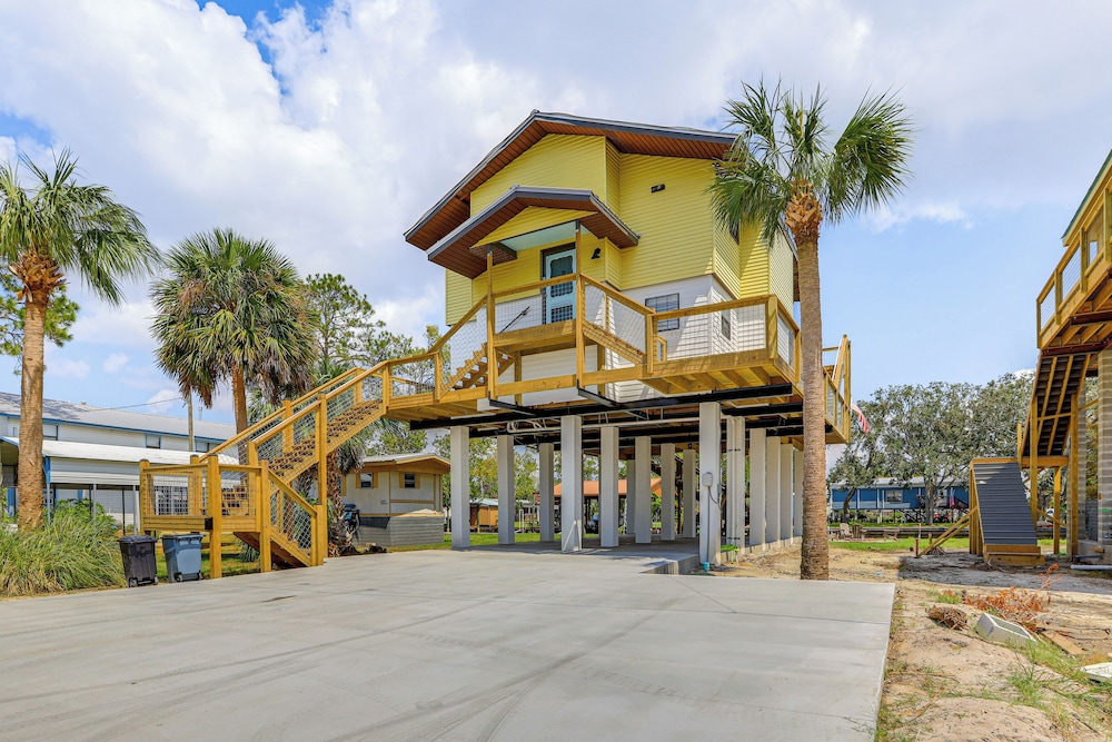 Sunny Side Up Canal Front Getaway with Dock — hotel in Suwanee