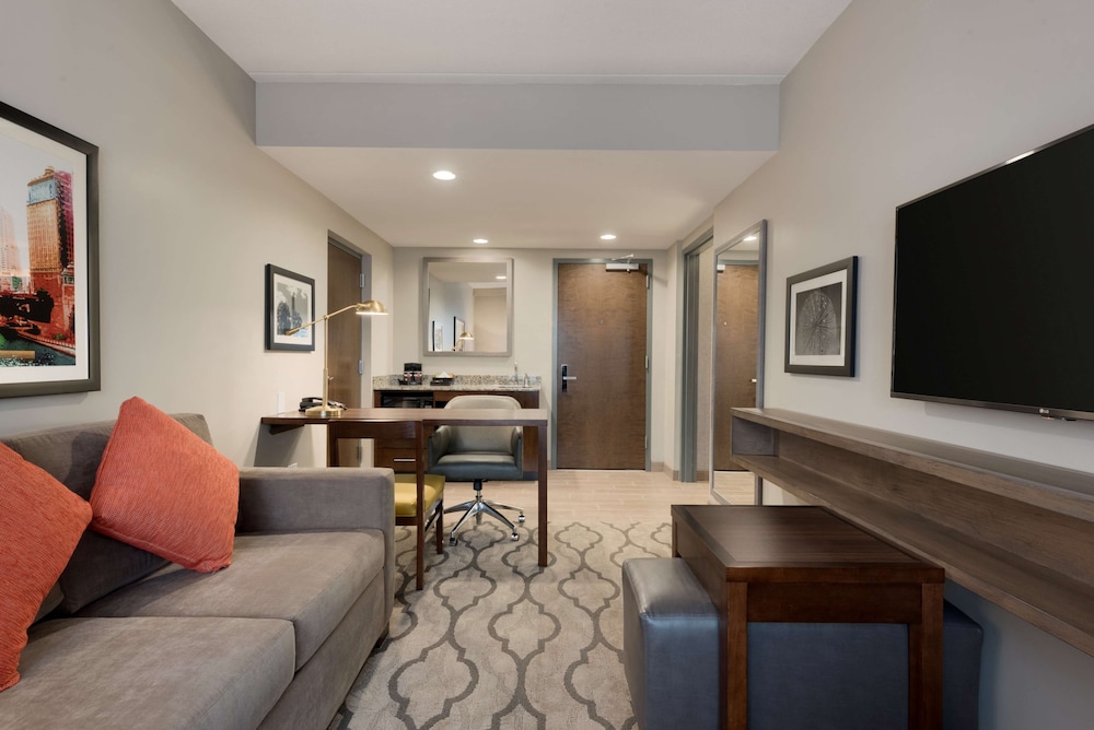 Embassy Suites by Hilton Chicago Naperville - photo 11